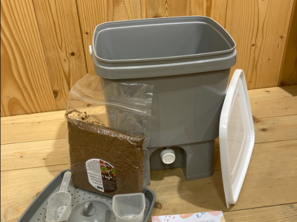 Izdelani kompostniki iz zbranih plastičnih odpadkov učencev OŠ Tabor Logatec in OŠ Cerkno 